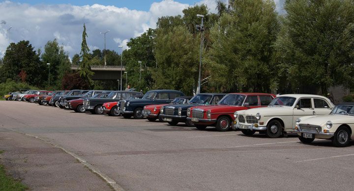 Parkerade veteranbilar i väntan på prisutdelning.