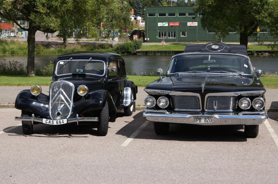 Till vänster; Framröstad till finaste bil av alla deltagare (Ägare: Anders Rohm från Kristinehamn - Bil Citroen B11 Sport 1952) Till höger; Framröstad till mest udda fordon av jurry (Ägare: Birgitta Engström Sunne - Bil Chrysler Imperial Le Baron 1962).