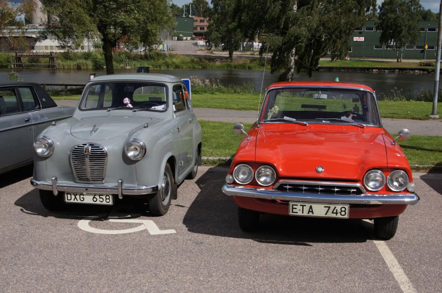 Tv. Bil Austin A30 1954 (Ägare: Mats Andersson Säffle) Th. Bil Ford Consul 315 1963 (Ägare: Gudrun Persson Vretstorp)