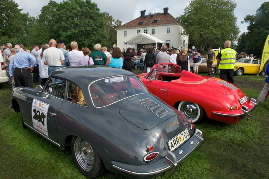 Porsche 356 i ovanligt så kallat notch back-utförande. I praktiken är det en cabriolet med en svetsad hardtop, byggd hos Karmann i Osnabruck.