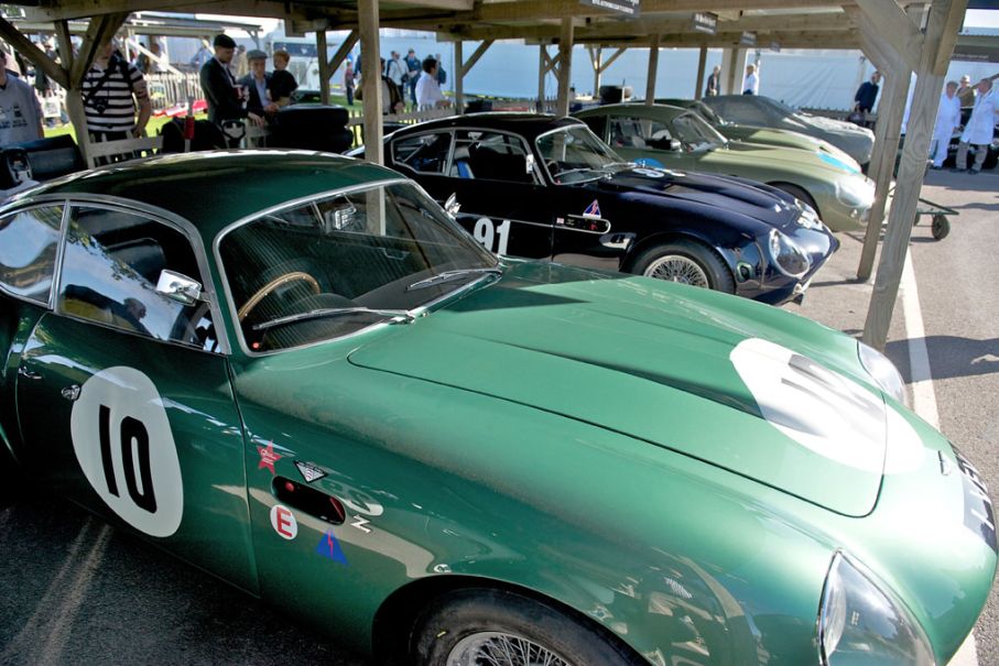 En rad med vackra Aston Martin