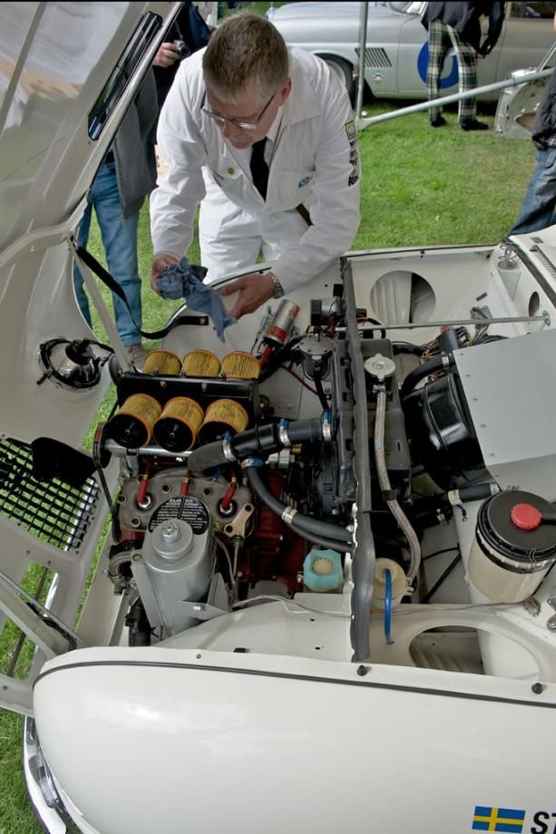 Hans Eklund servar den trecylindriga tvåtaktaren på 844 cc!