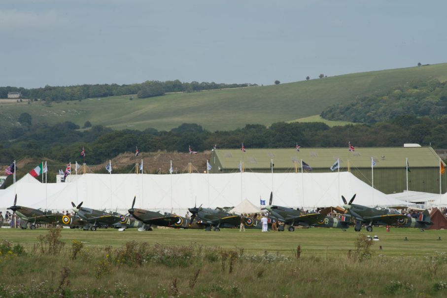 Goodwood handlar inte bara om gamla racerbilar utan också om flygmaskiner. Här en rad med Spitfires som uppvisningsflög under helgen