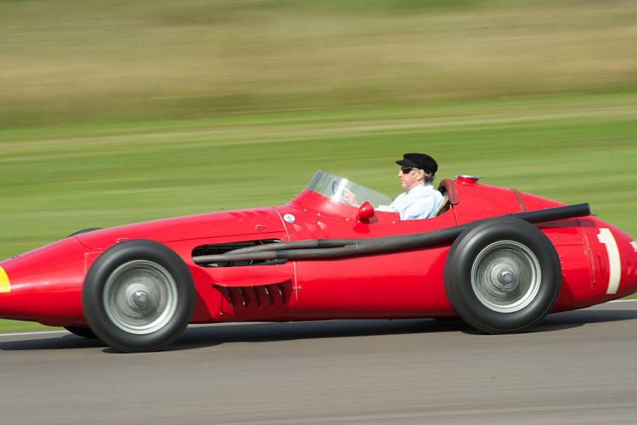 Sir Jackie Stewart uppvisningskör en Maserati 250F i ”Juan Manuel Fangio Tribute”