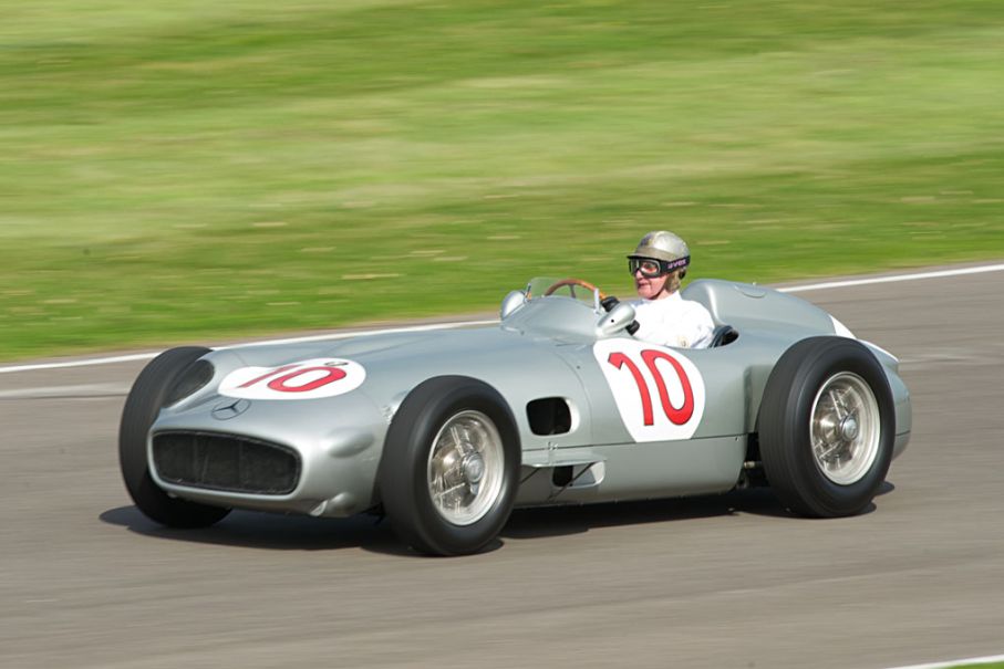 Hans Herrmann, fd stallkamrat med Fangio, i en MB W 196R från 1954