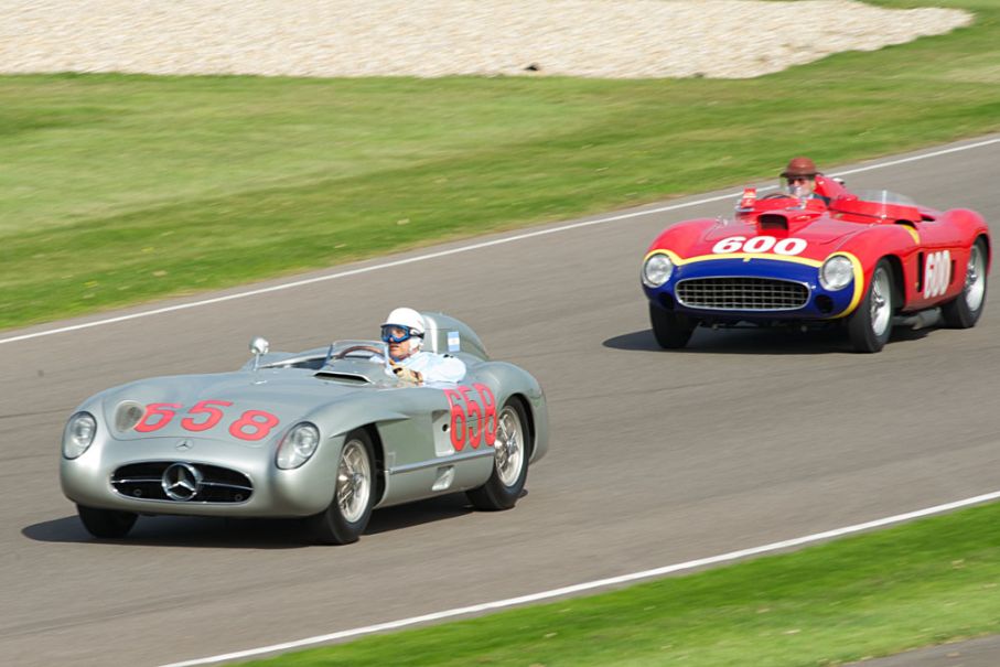 _Stirling Moss i en 300 SLR -55, bakom honom en Ferrari 290 MM från -56
