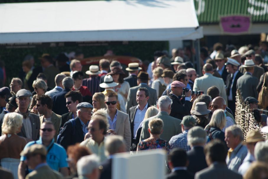 Det kommer ganska mycket publik till Goodwood. I år 138.000 på tre dagar!