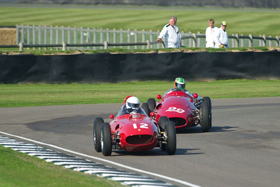 ”Ricmond Trophy” är för Grand Prix bilar tillverkade mellan 1950-60, med motorn fram. Här en Ferrari 246 Dino, -60 och en Maserati 250F, -56