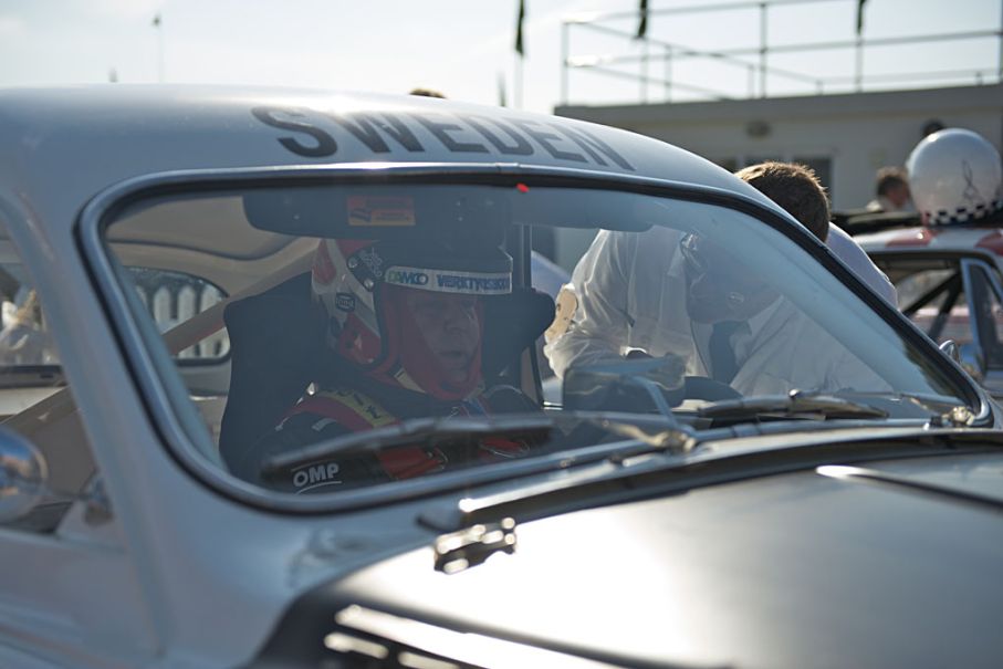 Anders Jensen förbereder sig för race i sin Saab 96