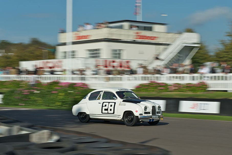 Anders stormar fram på målrakan som första Saabekipage som deltagit på Goodwood Revival