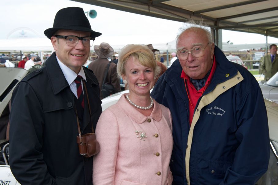 Genom generös sponsring från sitt företag Verktygsboden möjliggjorde Lars och Maria Edwardsson Saabsatsningen på Goodwood. Här syns de tillsammans med teamledaren Erik ”Carlsson på taket”.