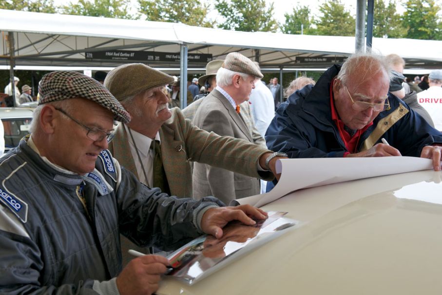 Stig Blomqvist och ”Carlsson på taket” var fullt sysselsatta med autografskrivning.