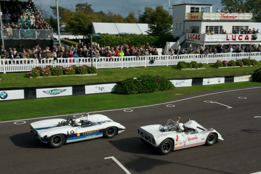 Målgång i ”Whitsun Trophy” Chinok-Chevrolet Mk2 t.h. och Lola-Chevrolet T70 Spyder t.v.