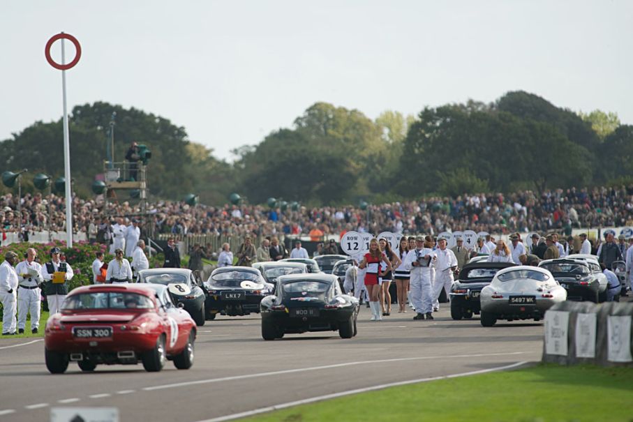 Dags för start i ”Fordwater Trophy”, som i år endast kördes med Jaguar E-type, för att fira modellens 50 åriga existens