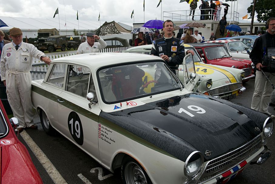 Prins Joachim förbereder sig för tävling i sin Lotus-Cortina