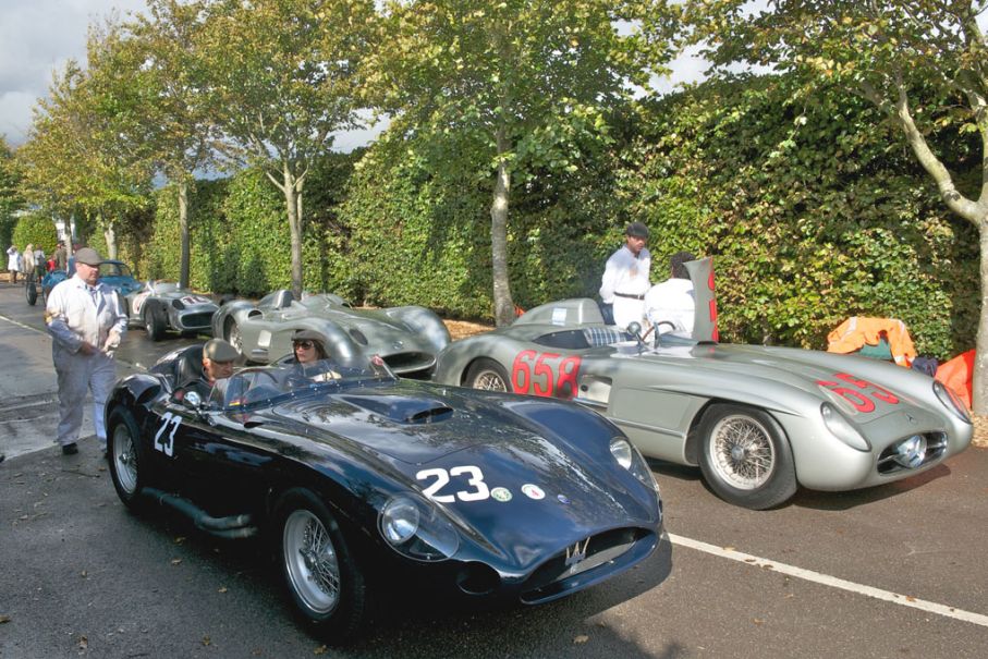 Deltagare i ”Juan Manuel Fangio Tribute” väntar på sin tur