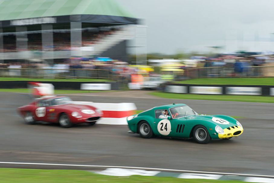 En Ferrari 250 GTO före en Ferrari 250 Drogo
