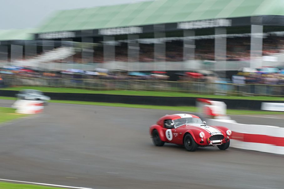 Desiré Wilson tar revanch för sin otur med Jaggan i en AC Cobra Le Mans Coupé.