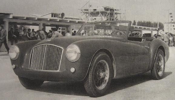 elegant spider eller "Barchetta" som en mer strikt roadster kallas, ser mycket engelsk ut, men är alltså en Fiat med kaross från Zagato 1950. någon i Abingdon måste tittat på den här när MGA skulle tas fram några år senare