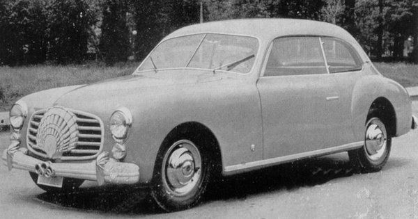 Fiat 1100 Coupe från Ostuni som fått en ganska egendomlig utsmyckning i grillen