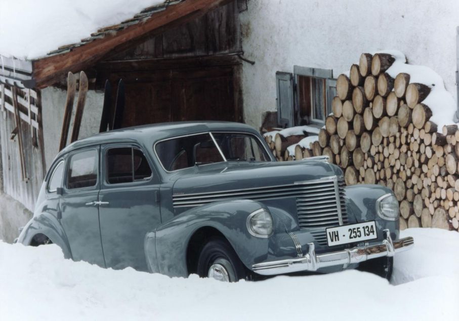 Opel Kapitän i snödriva. Kanske står den kvar?
