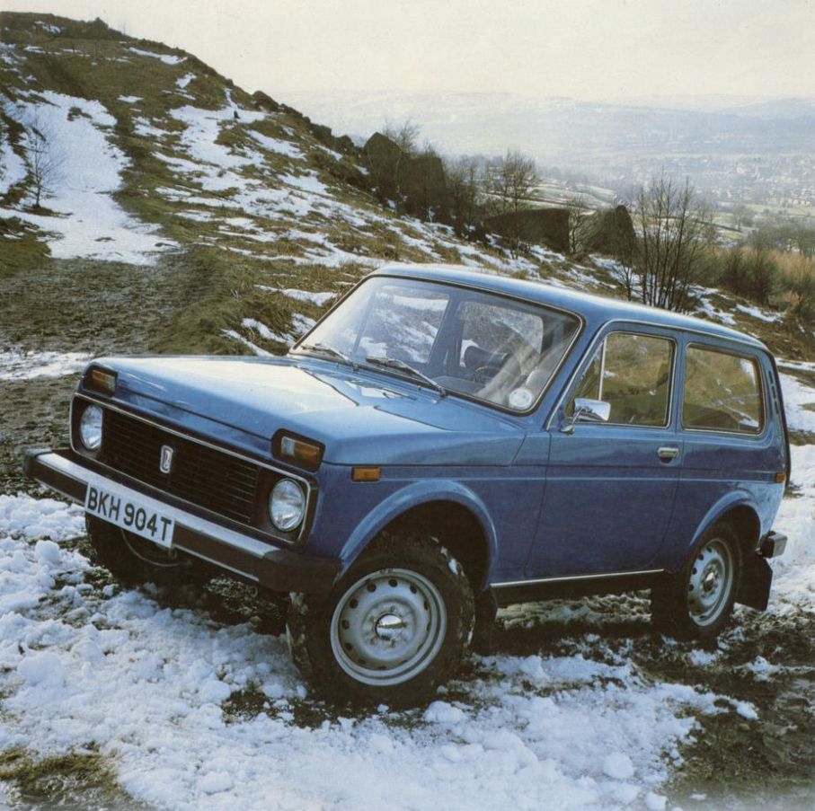 ...medan Lada fick skotta ihop lite snö på en kulle i England.