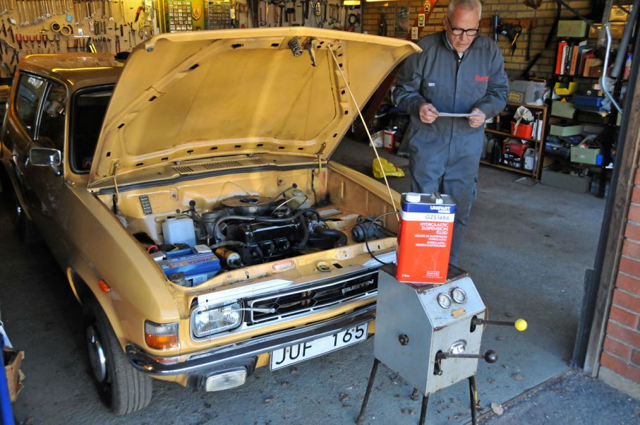 Allegro har vätskefjädring som kallas Hydragas. Ett rör i systemet hade rostat av, det var därför fjädringen hade sjunkit ihop. Tur att vi hade en originalpump och visste att man kan laga med stark gummislag. Pumpa-pumpa.