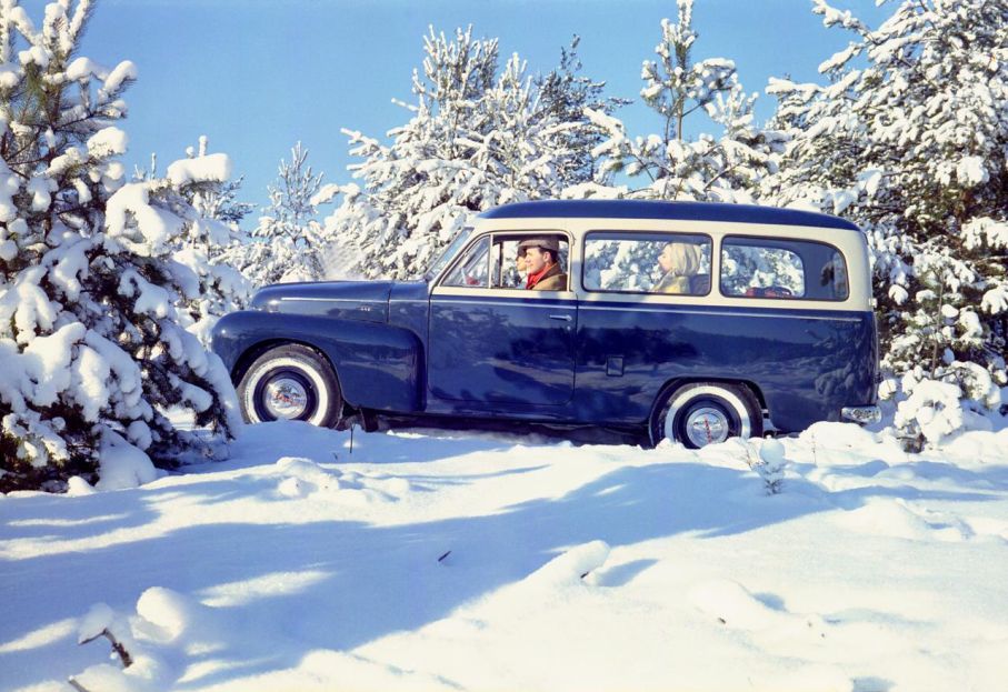 Volvo och vinter har alltid varit starkt förknippade med varandra. Duetten med vita däcksidor verkar trivas i backen.