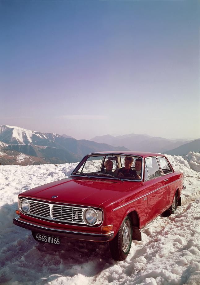 Hur 142:an kom upp på fjället förtäljer icke historien men besättningen ser lite förvånad ut. Och vad är det för regskylt? Isländsk?