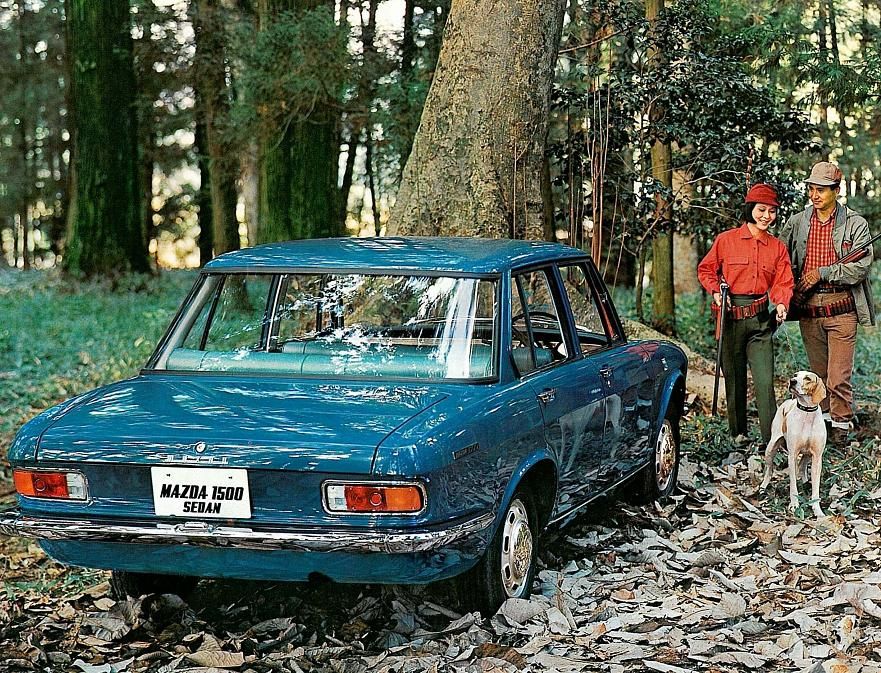 Mazda 1500 bakifrån