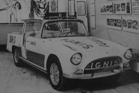 En reklambil för Ignis, byggd av Boneschi 1960, två år efter 1900:an slutat tillverkas.