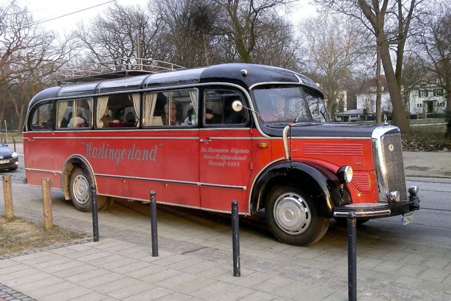 Häng med på en rundvandring på Bremen Classic Motor Show. Vi anländer i en Mercedes-Benz O3500 till mässhallarna.