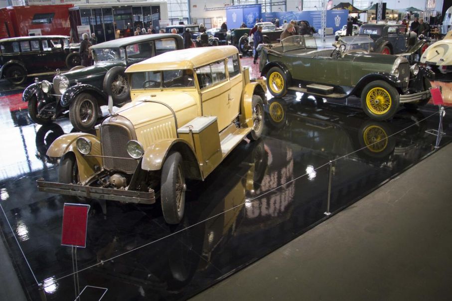 Årets tema var De orörda, patinerade originalbilar som inte renoverats. Schlumpf-museet i Frankrike hade lånat ut tio bilar som annars står inlåsta i en lagerlokal. Närmast kameran en Voisin 1928.
