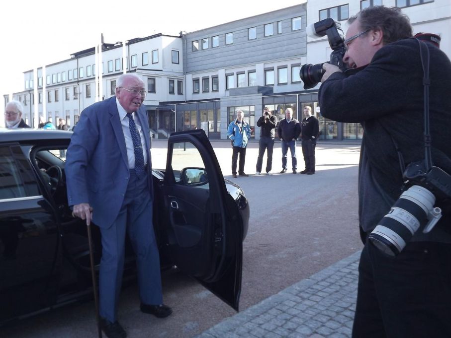 Självaste Konungen hade nog inte fått en mer uppmärksammad entré denna dag, än när Saabs grand old man Erik Carlsson "på taket" anlände