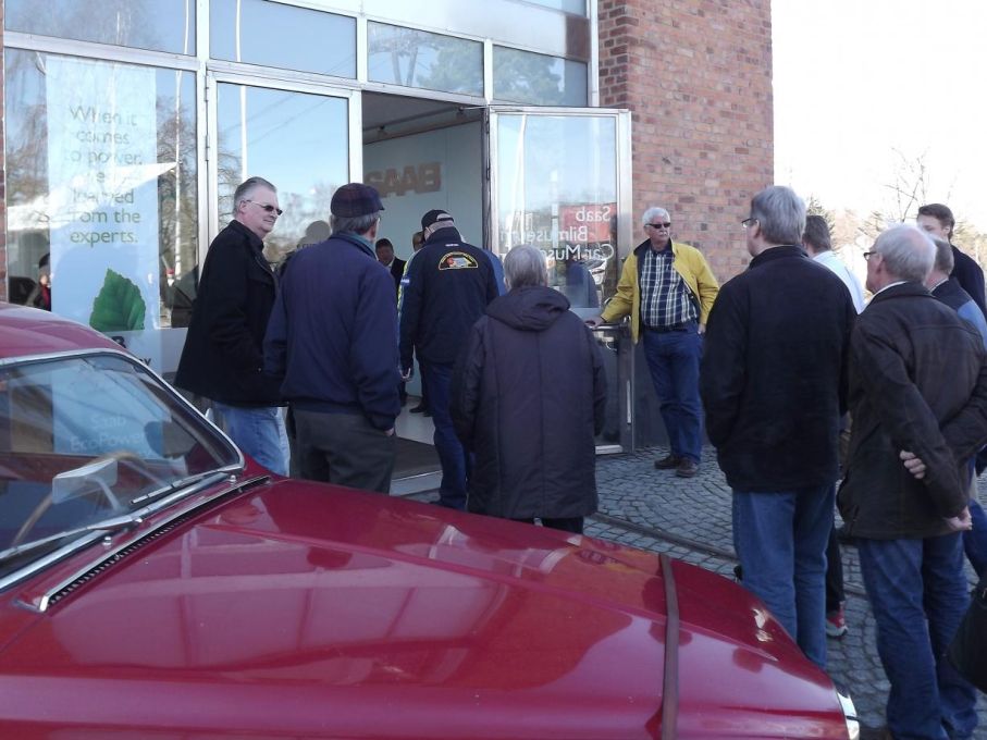 Klockan slår 11:00 och portarna slås upp för första gången på flera månader.