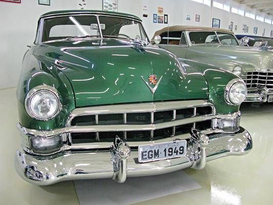 här finsn en rad trevliga Cadillacs, denna från 1949