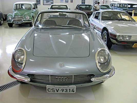 Och brasilianska fullblod, Malzoni GT byggde på DKW-delar och var föregångre till den mer kända Puman. Brevid en Volkswagen SP2