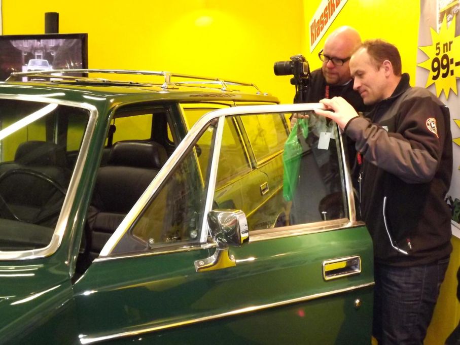 Frågorna kring bilen är många och det är sällan en lugn stund runt den. Här syns Kåre Olav Månstad från Norge, som själv äger skandinaviens troligen finaste 164.