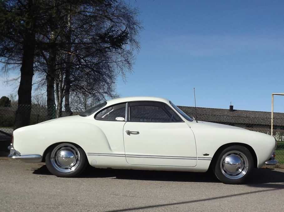 Och en jättefin Karmann Ghia gömde sig bakom en häck