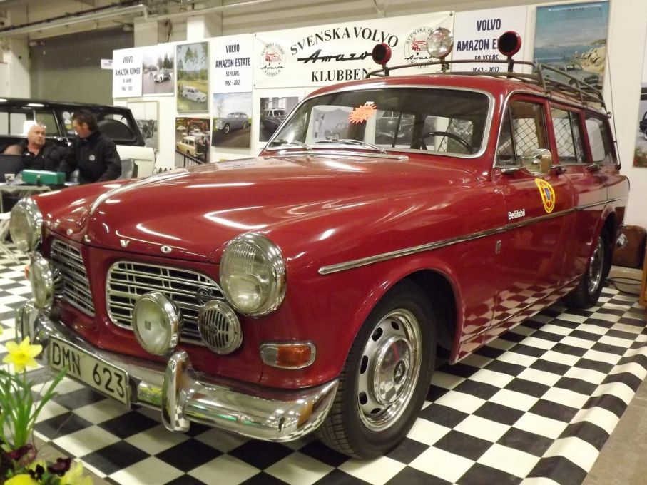 En modell som fyllde 50 i år, Volvo Amazon kombi, här som brandbefälsbil.