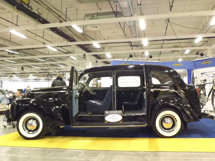 Och en äldre Volvo, en ”droska” eller PV831 som den hette egentligen, detta fina ex från 1954.