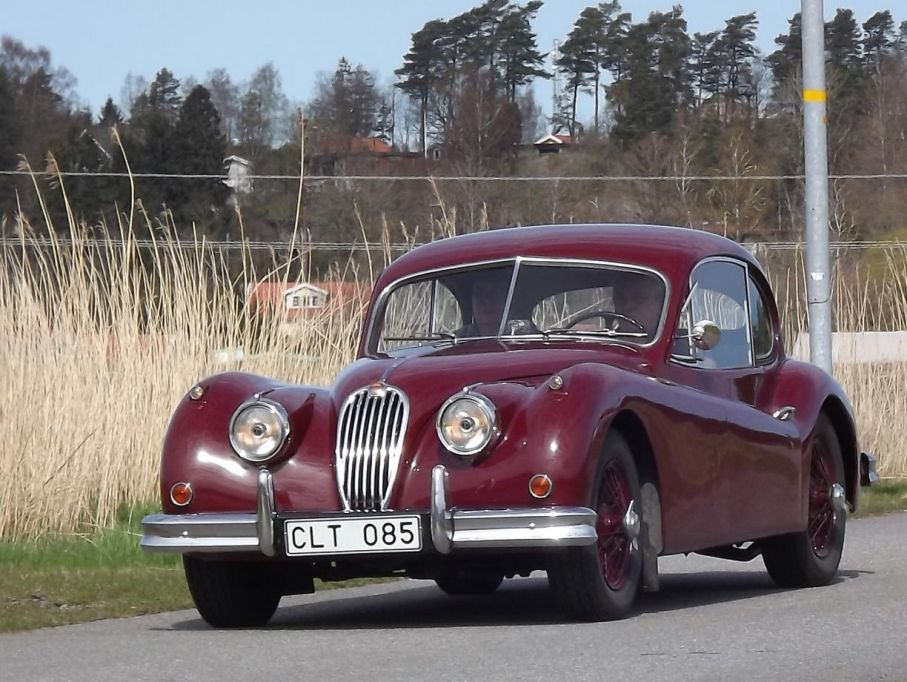 mer brittiskt, en av de första bilarna att rulla in var denna fina XK140 coupe