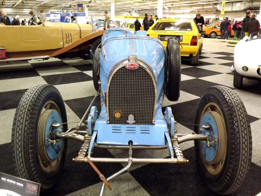 Sportbilarnas konung genom tiderna dock var ju Bugatti, detta är en type 35B från 1929, en modell som länge var oslagbar på tävlingsbanorna.