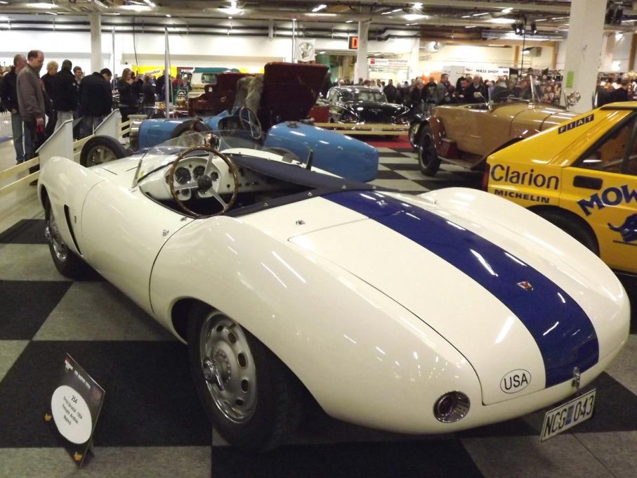 Detta är en mycket sällsynt vagn, Arnolt-Bristol. Chassi och motor kom från Bristol, karosserna byggdes av Bertone och Stanley H Arnolt i Chicago var verkställande för projektet. Bara 142 stycken lär ha byggts sammanlagt under åren 1954-59.