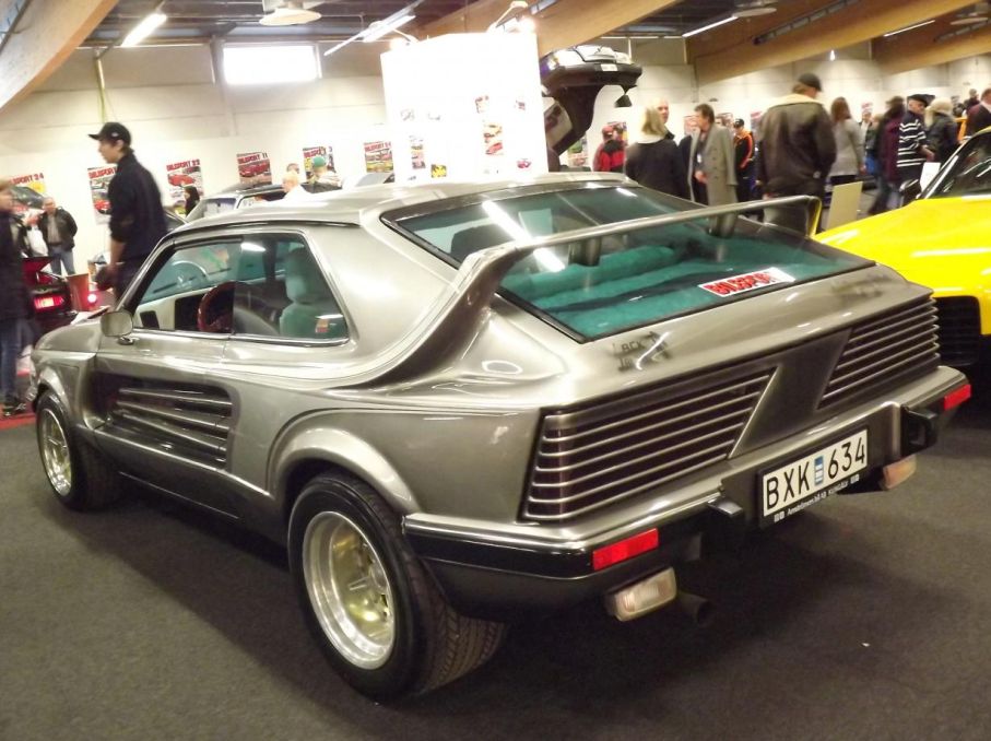 Bilbyggande ja, Bilsport startade just en bilbyggartävling där många unga talanger kom fram, och flera av dom är idag välkända yrkesmän inom gebitet. 1982 var det kungälvsgrabben Charles jacobsson, idag bosatt i Kalifornien som byggde om den här Opel Kadetten på den tidens värsta manér.