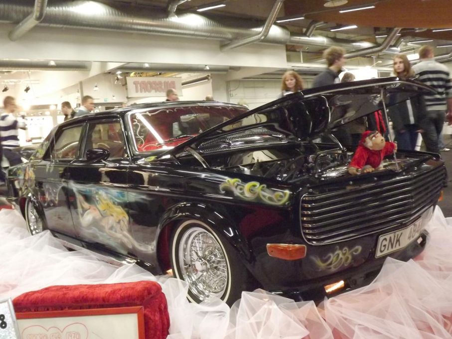 En vanlig volvo 144 förvandlades till en extrem lowrider, prisvinnare på Vallåkraträffen 1984.