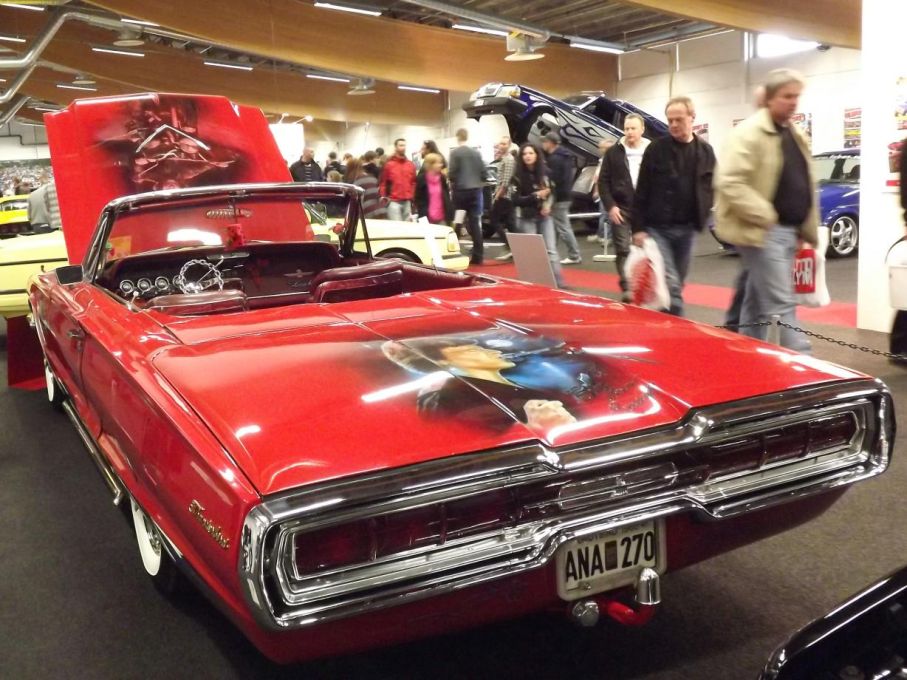 Ford Thunderbird från 1966 med Creedence-tema, också en ofta sedd bil i tidningen och dessutom blivit signerad av John Fogerty själv.