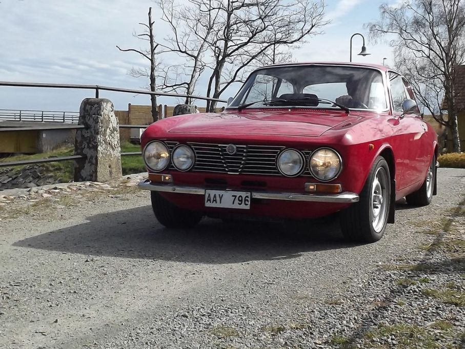 följt av en Alfa romeo GT Junior