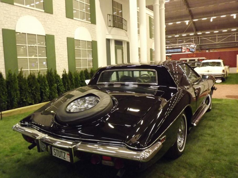 På gården står en Stutz, Elvis ägde genom åren ett par stycken sådana, dock inte just denna.