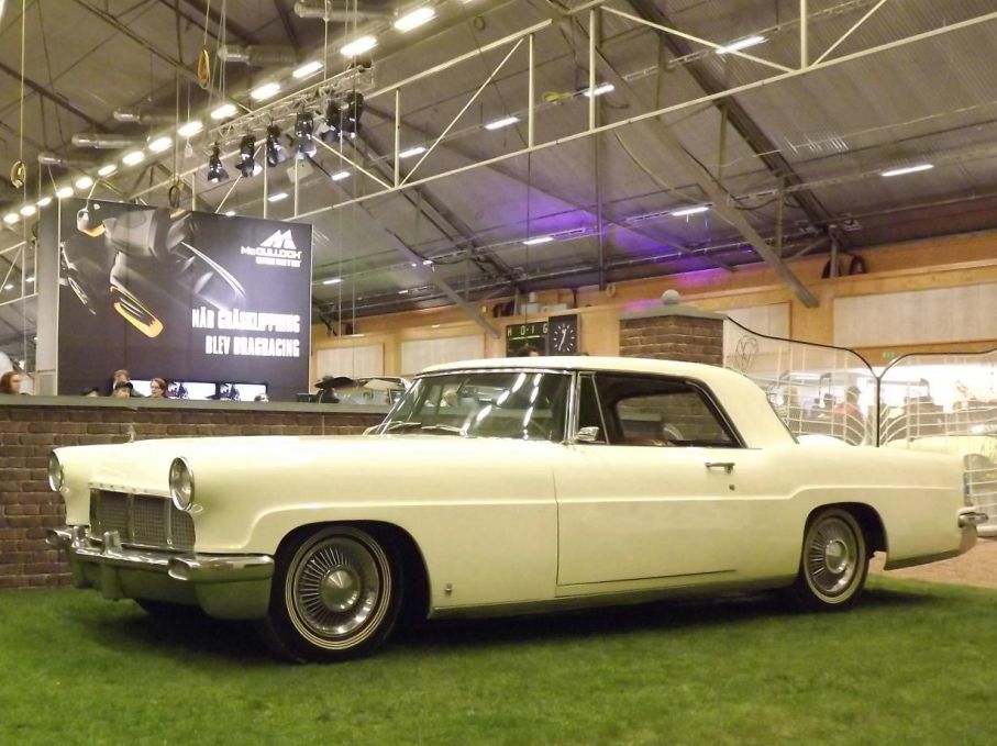 Likaså hade Elvis även en Lincoln Continental mk II tidigt i sin karriär, 1956 var det här den dyraste bilen man kunde köpa i USA.